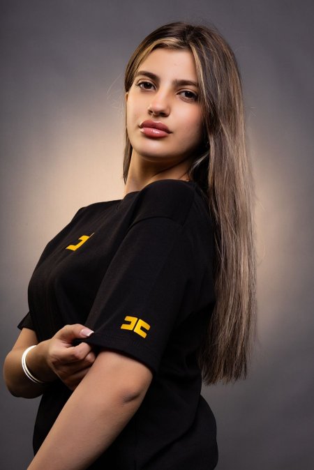 أسود